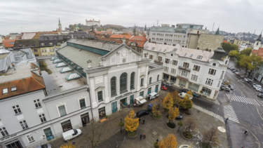 Bratislavské Staré Mesto s jeho kostolíkmi, parkami a ďalšími pamiatkami budete mať ako na dlani. 15 minút chôdze trvá cesta do historického centra Bratislavy Bratislavské Staré Mesto s jeho kostolíkmi, parkami a ďalšími pamiatkami budete mať ako na dlani. 15 minút chôdze trvá cesta do historického centra Bratislavy